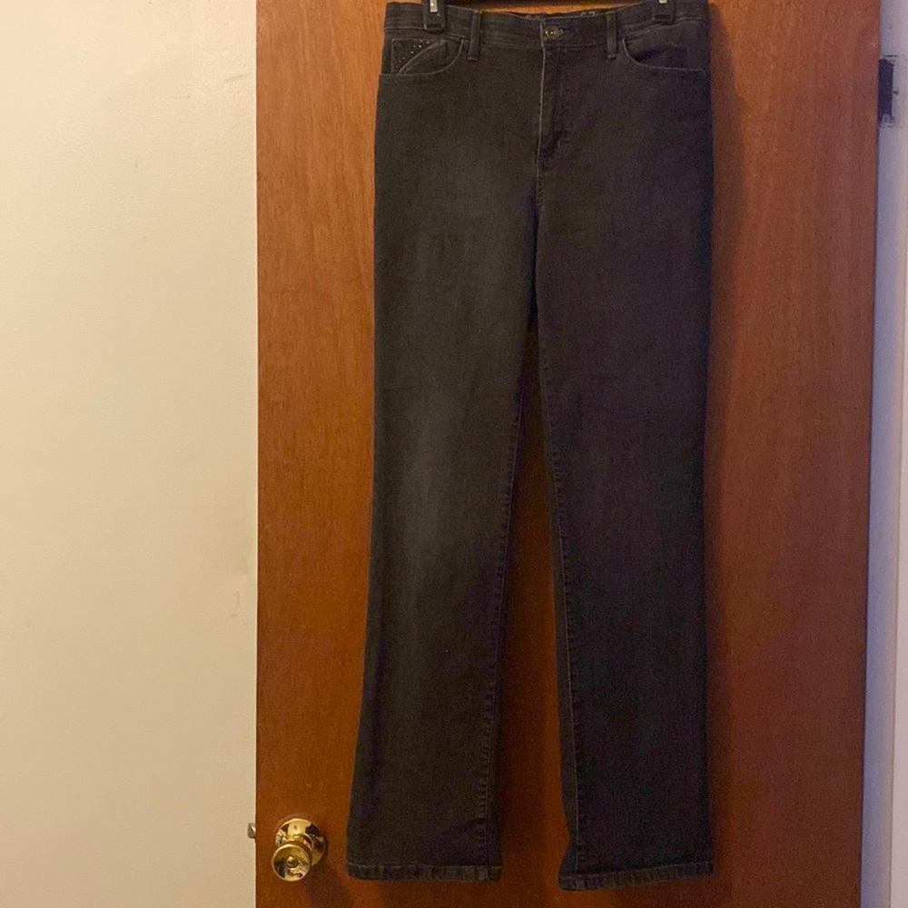 Gloria Vanderbilt Black Jeans size 8. In good pre-owned condition.